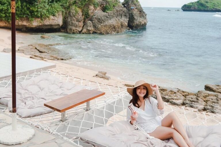 Pantai Blue Point Surga Tersembunyi di Uluwatu yang Bikin Betah Lama-Lama