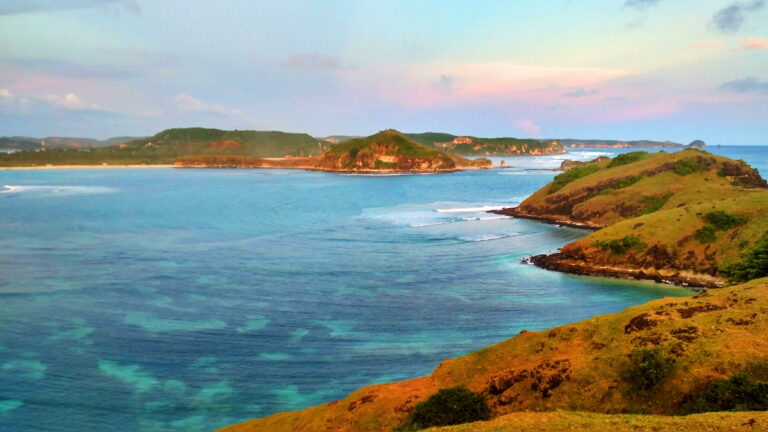 Pantai Tanjung Aan Surga Pasir Merica di Lombok