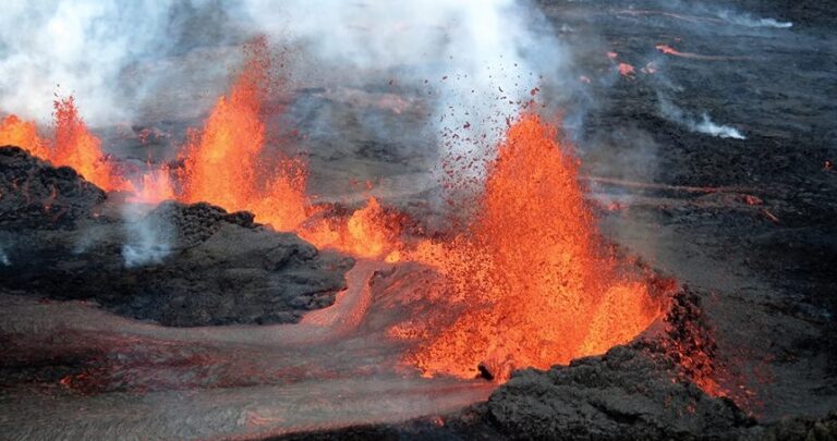 Lava di Hawai Kisah Panas si Merah yang Bikin Pulau Tumbuh