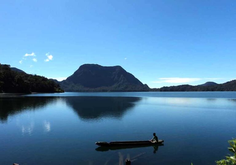 Danau Gunung Tujuh Petualangan Seru di Danau Tertinggi Asia Tenggara