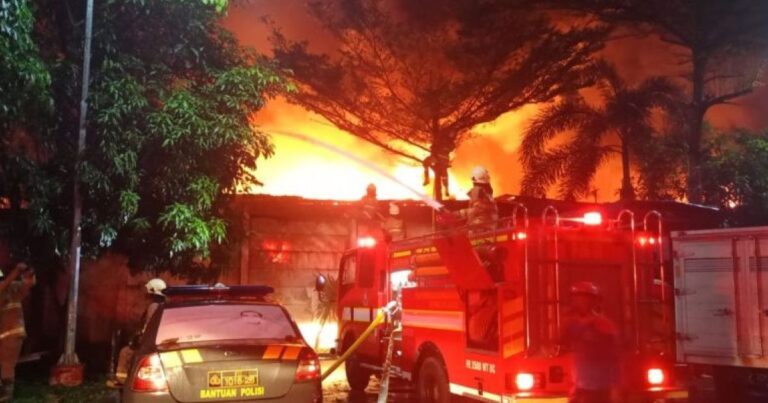 Kebakaran Food Court Fatmawati Karyawan Syok, Warung Hangus