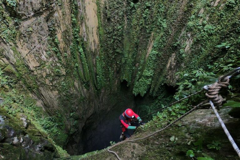 Hidden Gem Gua Alami Indonesia yang Unik, Sunyi, dan Penuh Keajaiban Alam